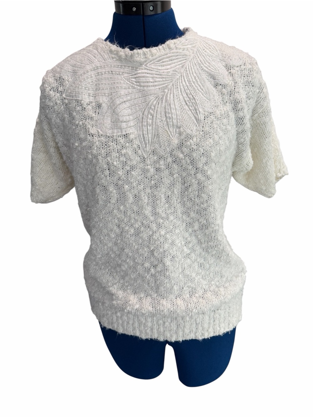 Newcomer White Textured Knit Short-Sleeve Sweater with Leaf Appliqué